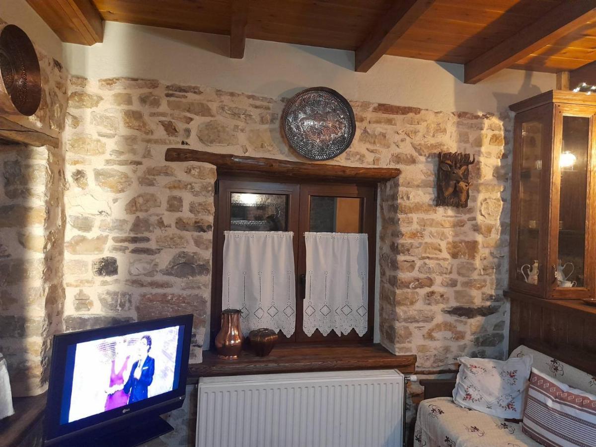 Ferienwohnung Το Πέτρινο Της Γιαγιάς Μαρίκας Karpenísion Exterior foto