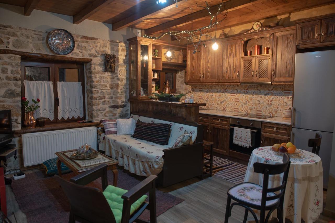 Ferienwohnung Το Πέτρινο Της Γιαγιάς Μαρίκας Karpenísion Exterior foto