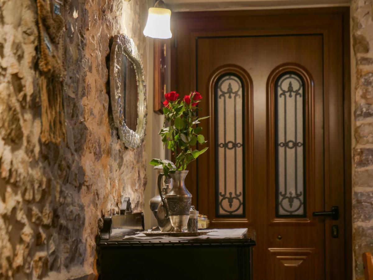 Ferienwohnung Το Πέτρινο Της Γιαγιάς Μαρίκας Karpenísion Exterior foto