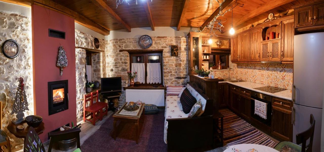 Ferienwohnung Το Πέτρινο Της Γιαγιάς Μαρίκας Karpenísion Exterior foto