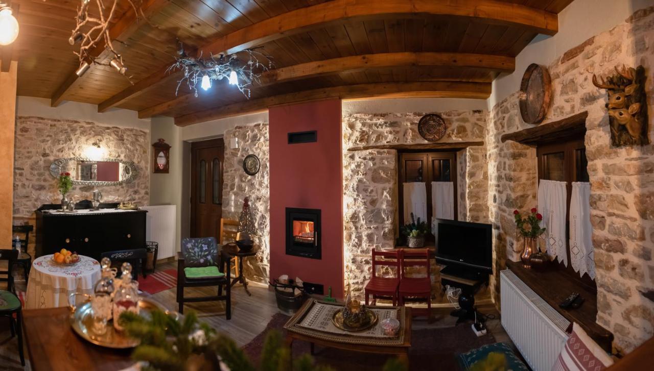 Ferienwohnung Το Πέτρινο Της Γιαγιάς Μαρίκας Karpenísion Exterior foto