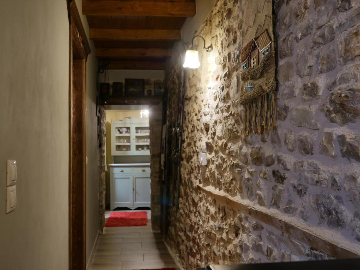 Ferienwohnung Το Πέτρινο Της Γιαγιάς Μαρίκας Karpenísion Exterior foto