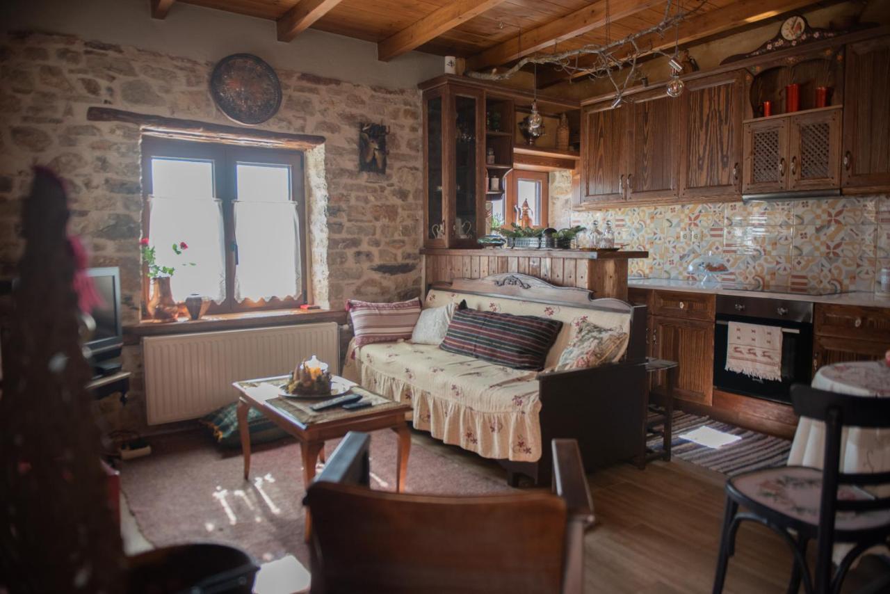 Ferienwohnung Το Πέτρινο Της Γιαγιάς Μαρίκας Karpenísion Exterior foto