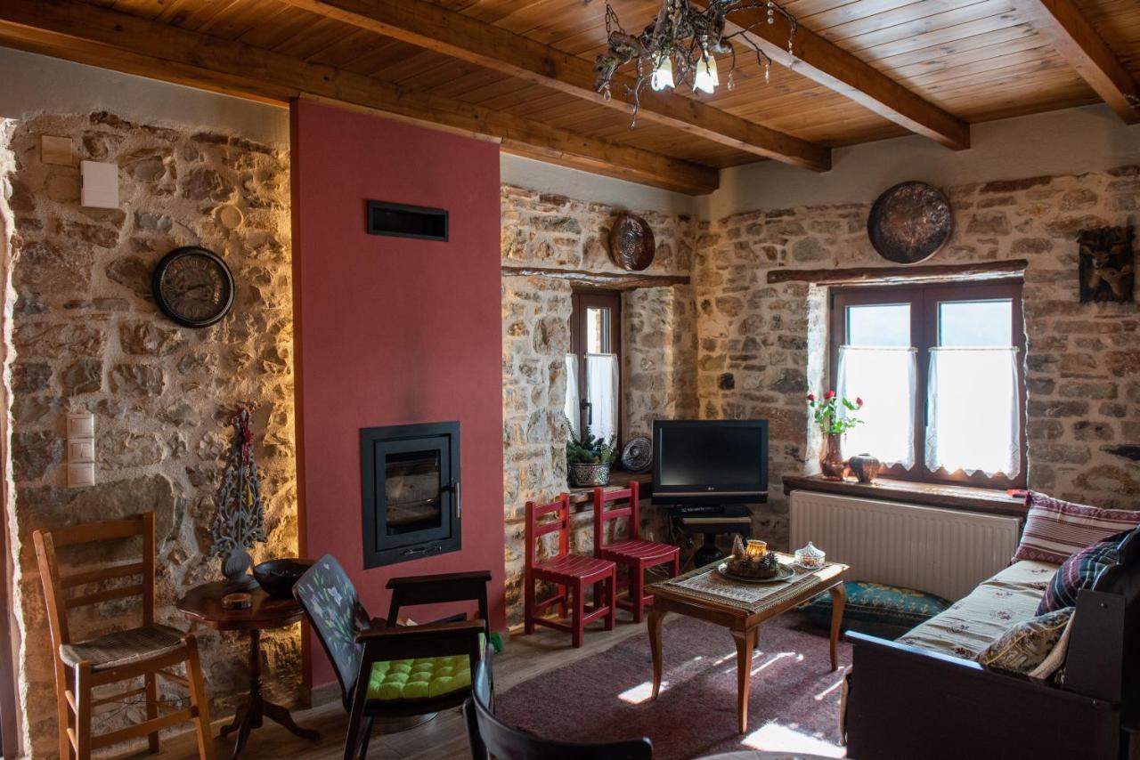 Ferienwohnung Το Πέτρινο Της Γιαγιάς Μαρίκας Karpenísion Exterior foto